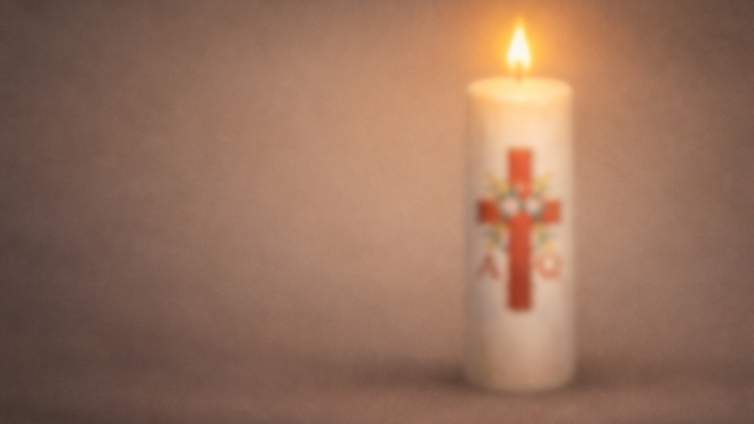 Ruhige, dunklere Illustration mit neutralem Hintergrund: Eine leicht verschwommene Osterkerze mit brennender Flamme steht im Fokus. Die warme Lichtstimmung wirkt still und würdevoll und eignet sich als symbolisches Bild für kirchliche Themen oder Aufrufe rund um Osterkerzen.