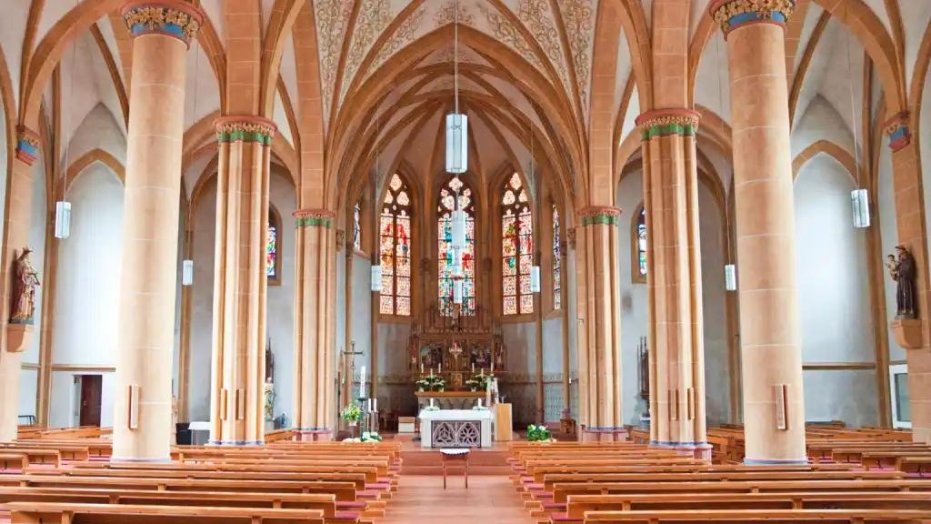 Das Hauptschiff der Kirche St. Blasius in Saarwellingen von Innen